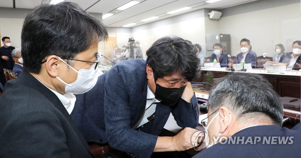 박준식 위원장 '위원들과 무슨대화?'