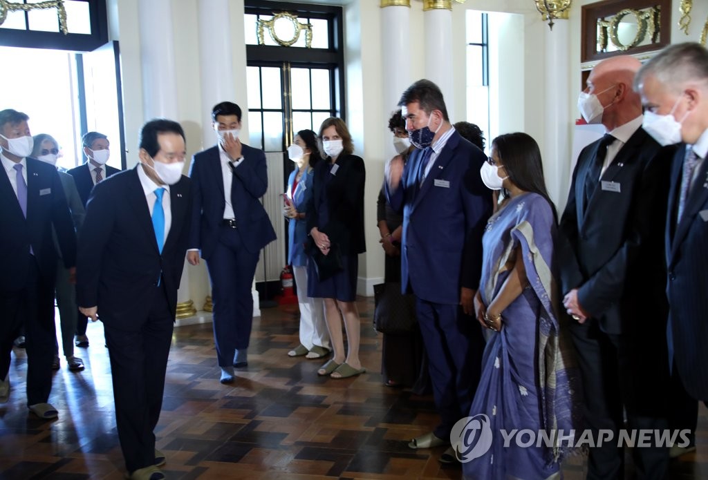 '평화의 패' 수여식 참석자들과 인사하는 정세균 총리