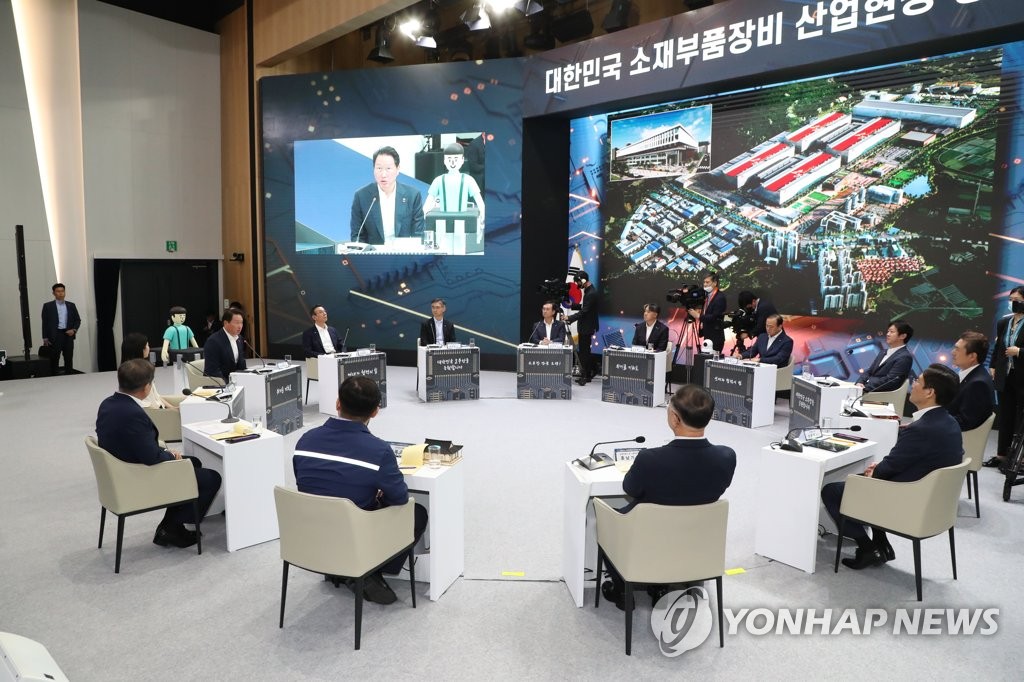 Moon visits SK hynix Moon visits SK hynix