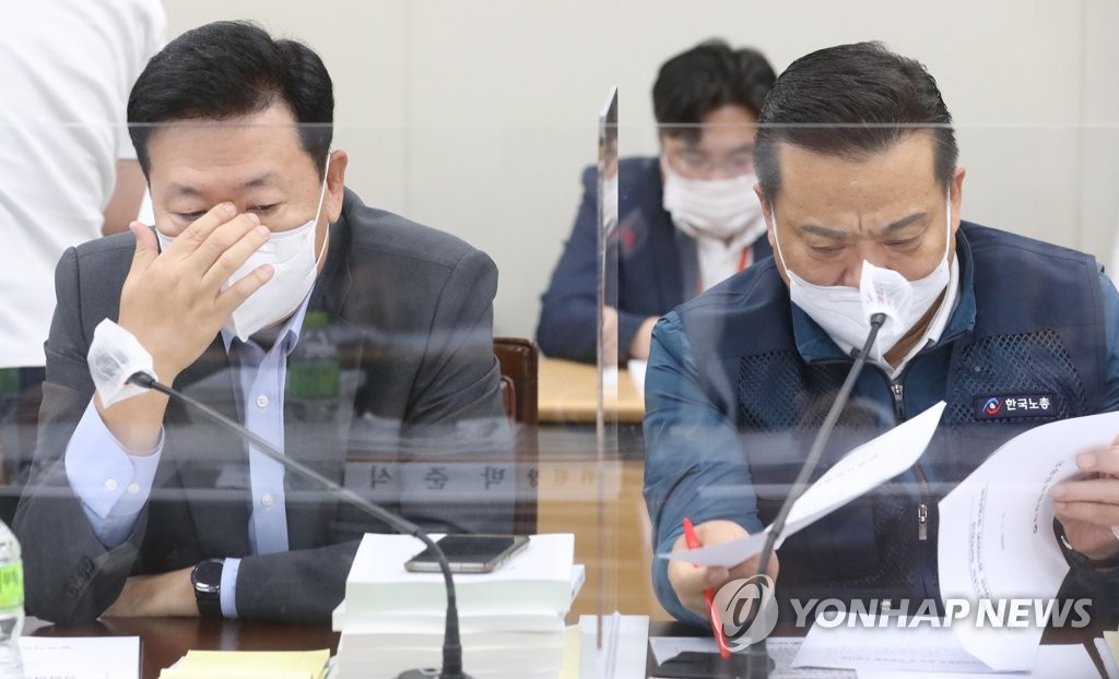 무거운 표정의 사용자와 근로자