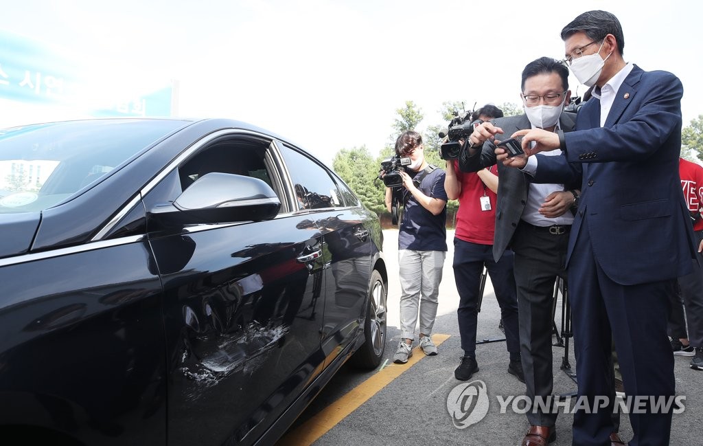 AI 자동차보험 보상서비스 시연하는 은성수 금융위원장