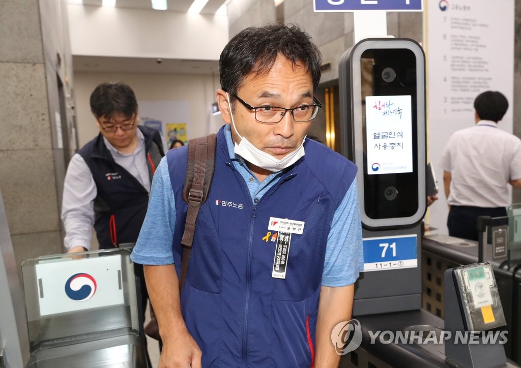 '내년도 최저임금 심의 파행' 청사 나서는 윤택근 민주노총 부위원장
