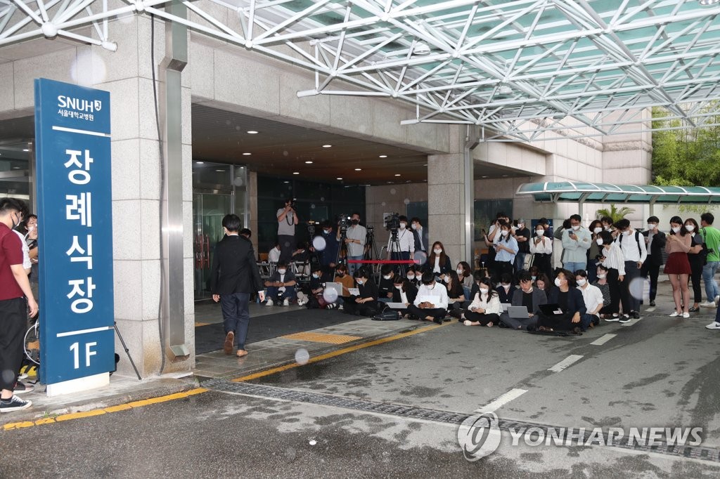 박원순 시신 안치된 서울대병원 장례식장 앞 몰려든 취재진