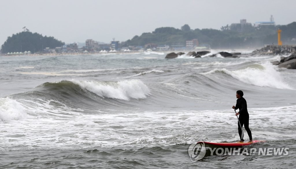 거센 파도 즐기는 서퍼