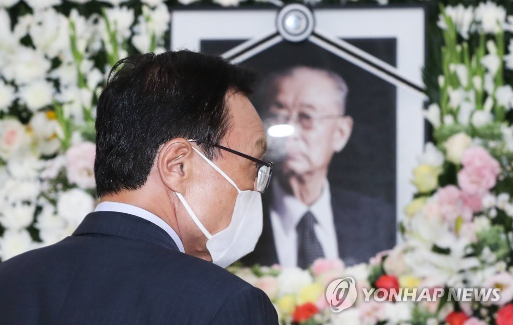 고 백선엽 장군 빈소 찾은 이해찬 대표