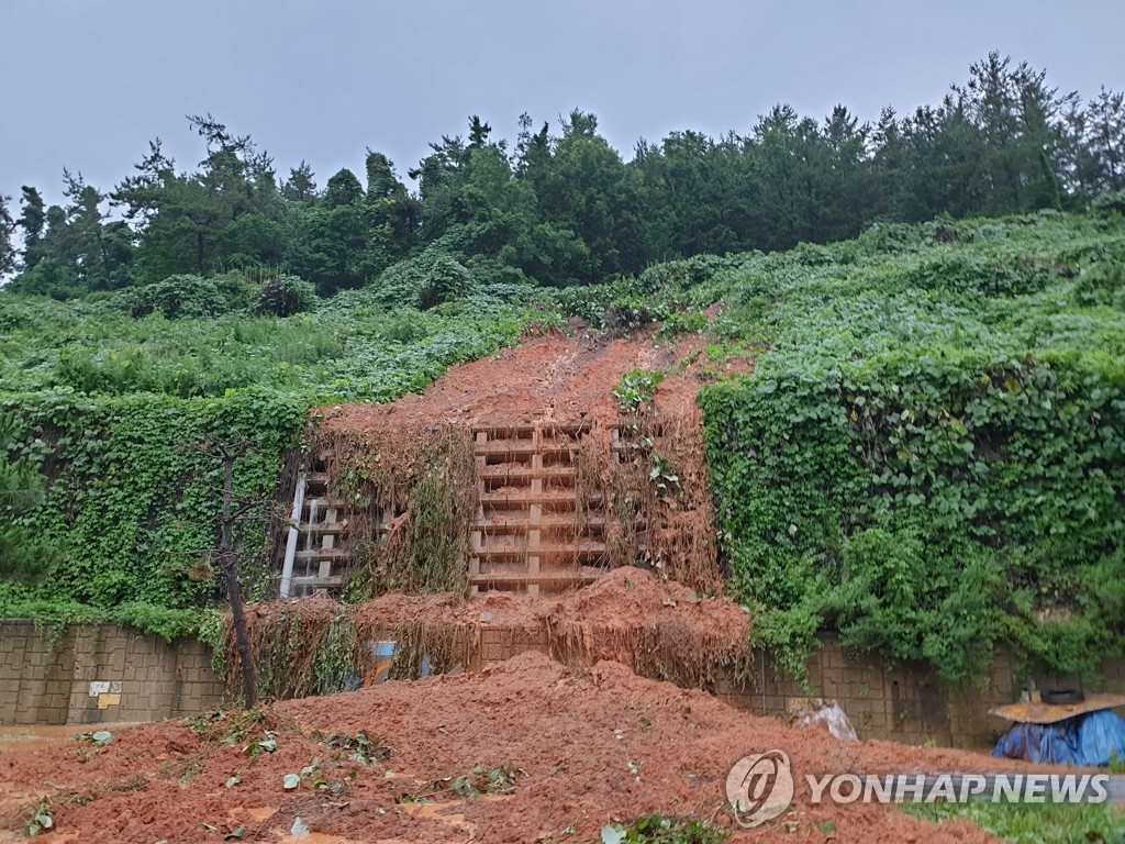 폭우에 흘러내린 토사