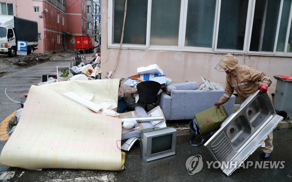 침수 피해 겪은 동천 인근 주민