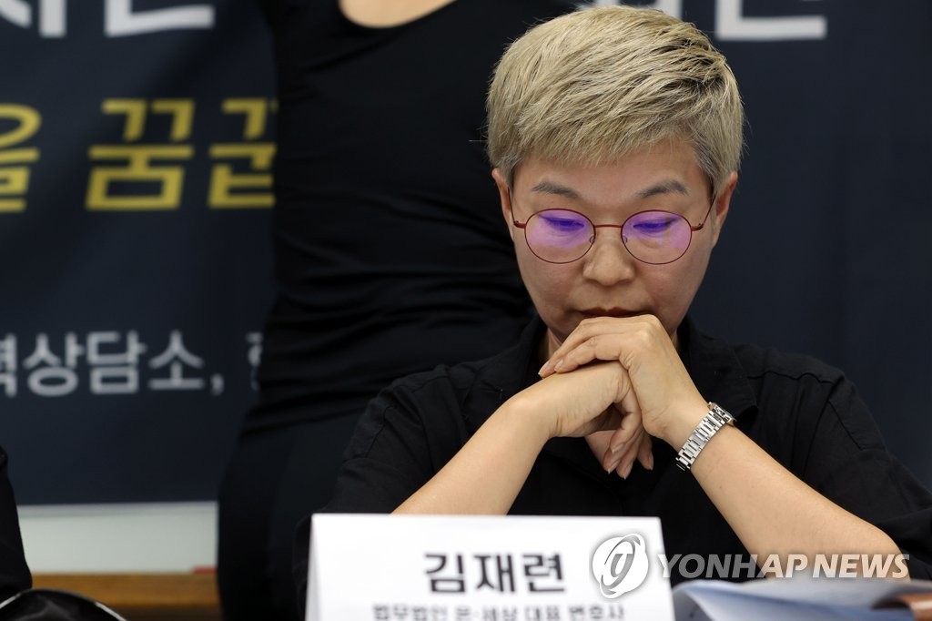 생각에 잠긴 박원순 고소인의 변호인