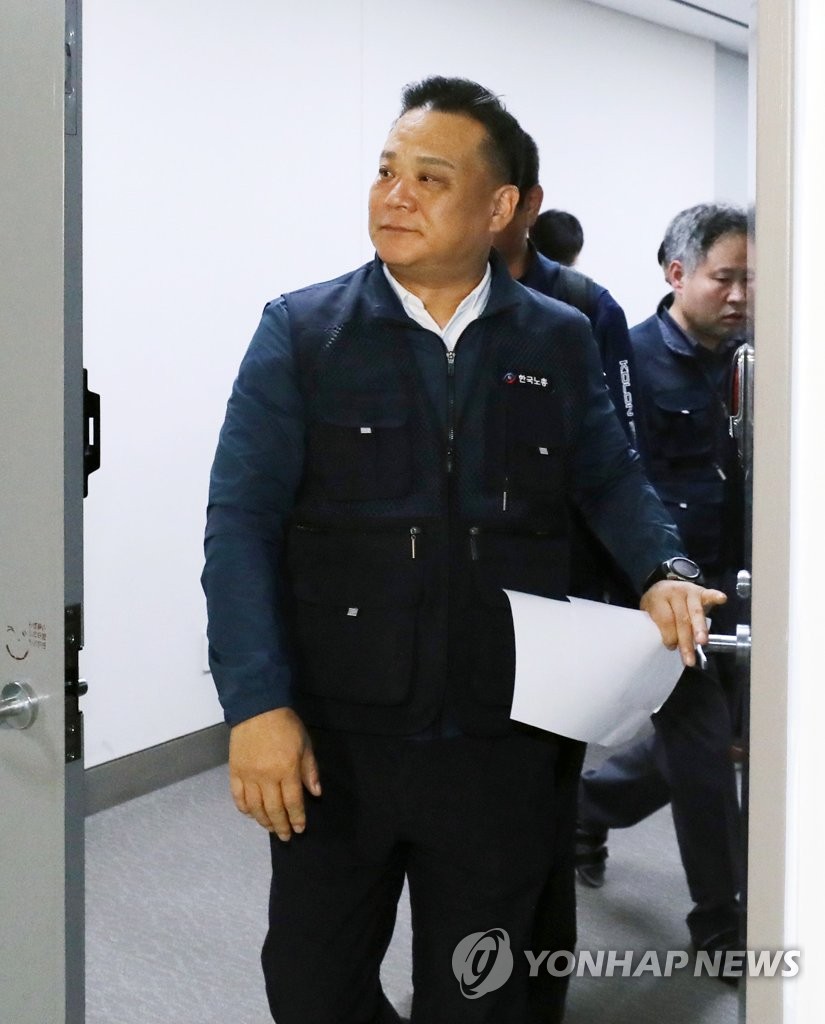 '최저임금위 퇴장' 청사 나서는 한국노총 근로자 위원들