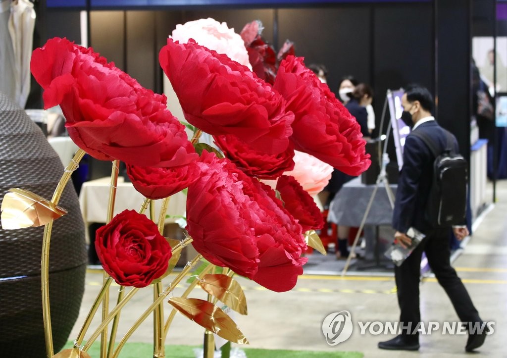 '호텔 로비에 어울리는 거대한 꽃'
