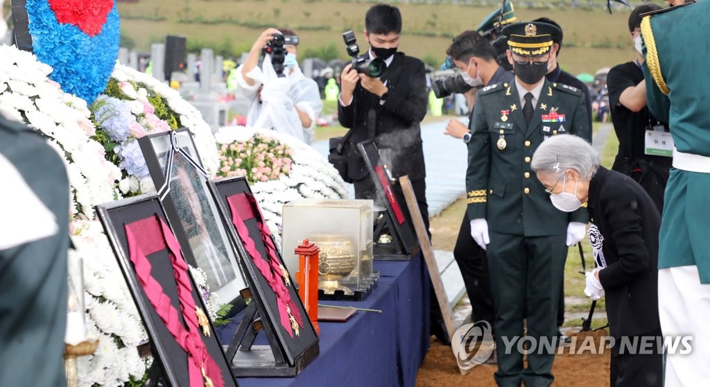 묵념하는 노인숙 여사
