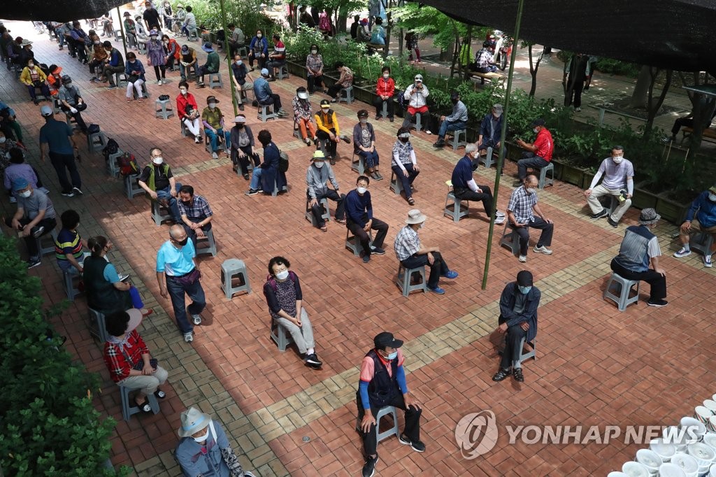 '초복 삼계탕 거리 두고 나눠요'