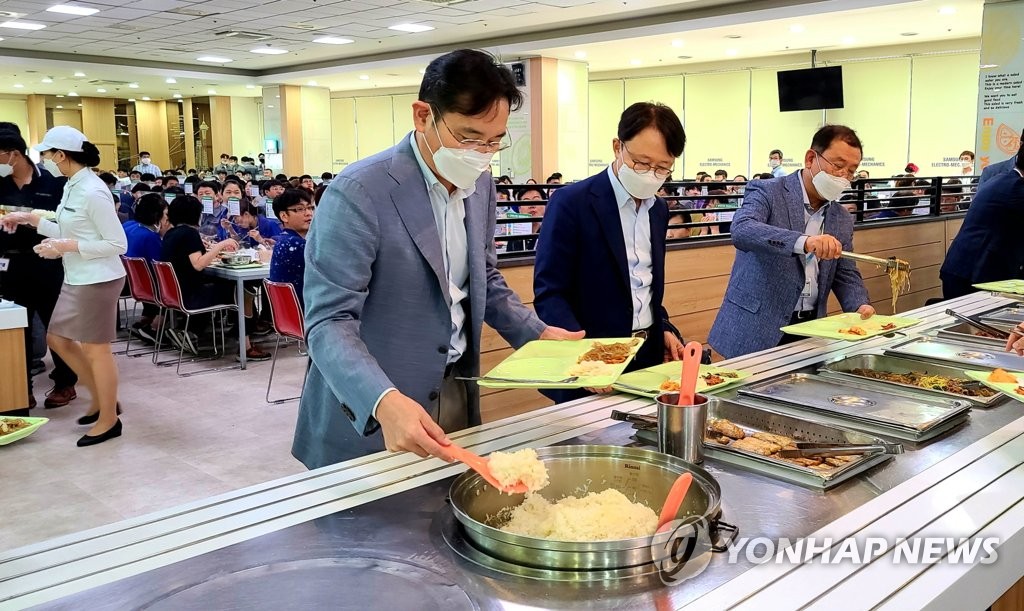 전장용 MLCC 생산 공장 방문한 이재용 부회장