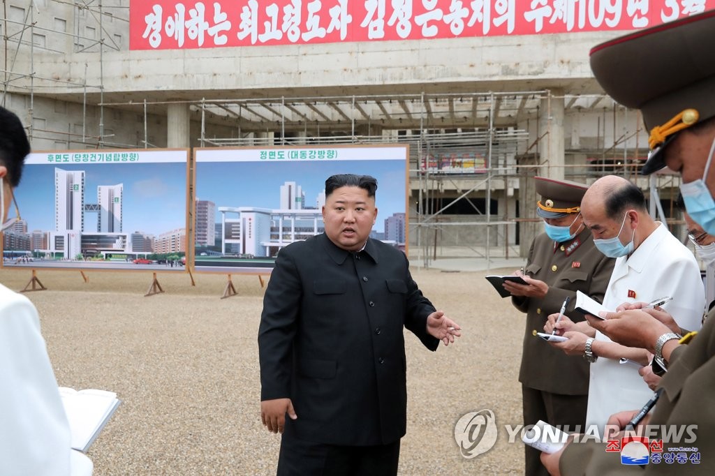 الزعيم الكوري الشمالي يتفقد موقع البناء لمستشفى بيونغ يانغ - 1
