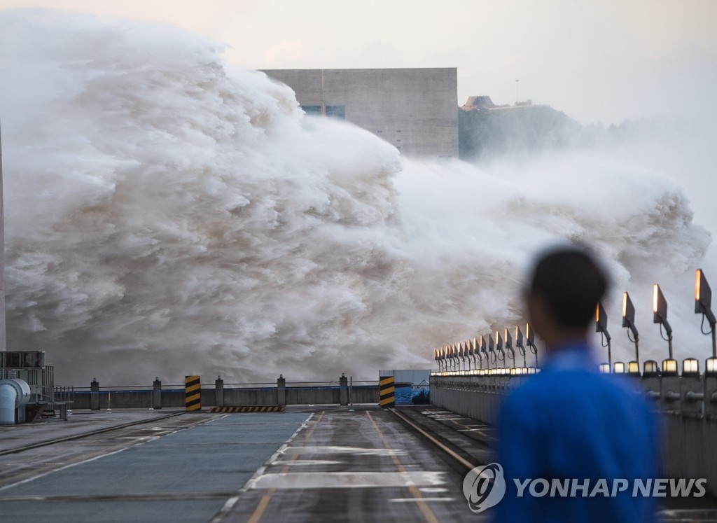 홍수로 불어난 물 방류하는 중국 싼샤댐