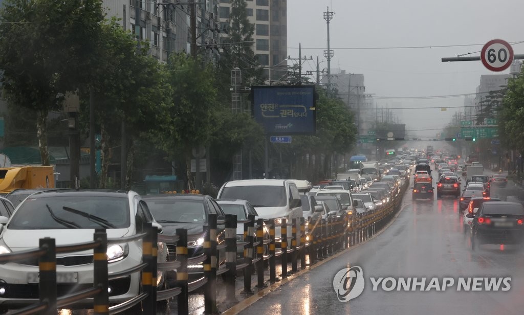 首都圏と中部で大雨が続いている。渋滞する道路（資料写真）＝（聯合ニュース）