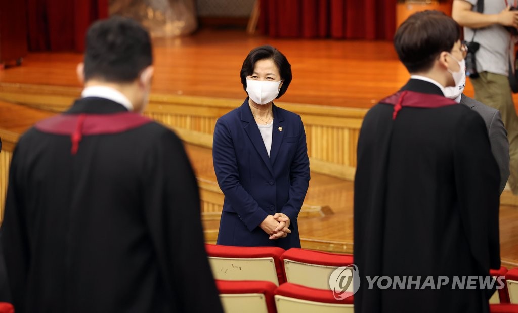 신임 검사들 바라보는 추미애 장관