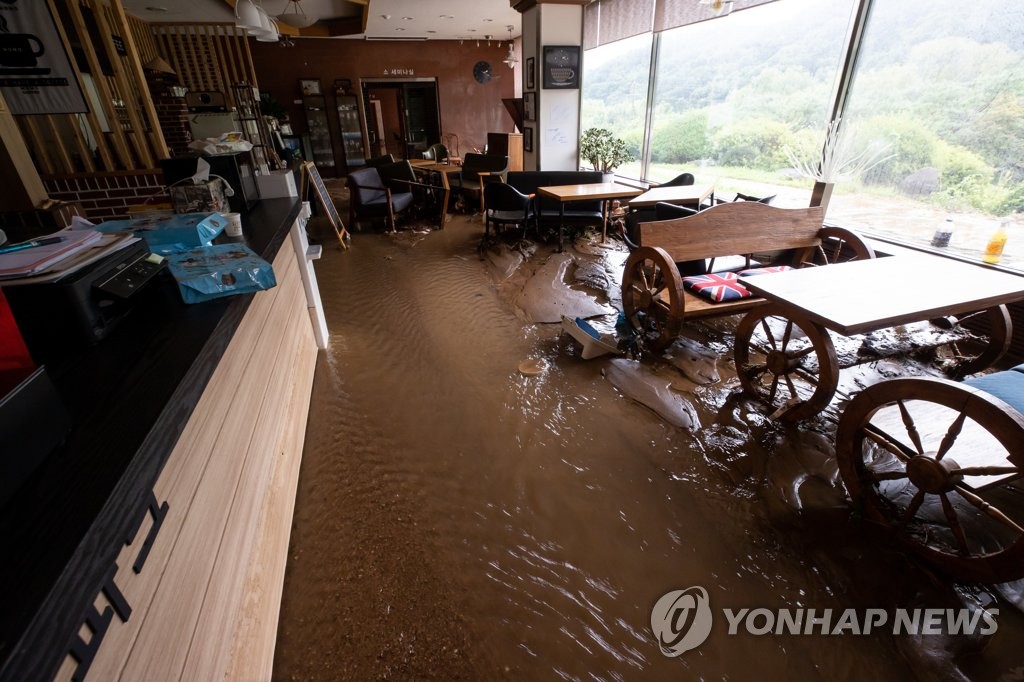 토사로 뒤덮인 가평의 한 호텔