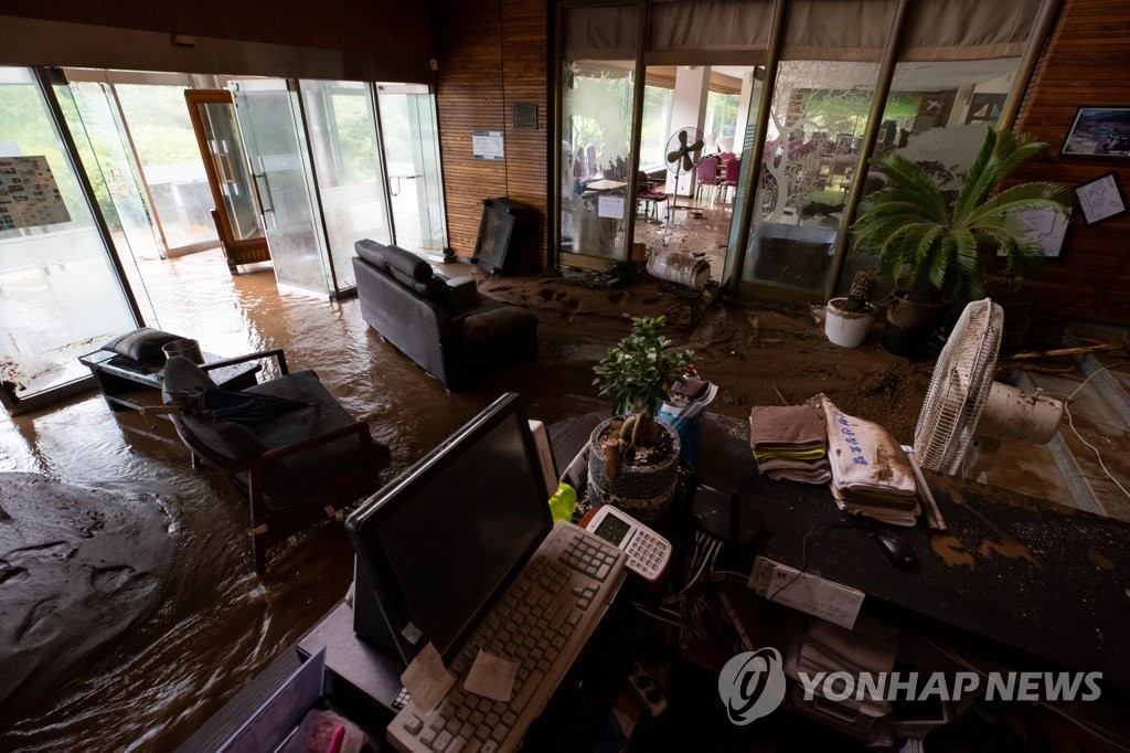 토사로 뒤덮인 가평의 한 산장호텔