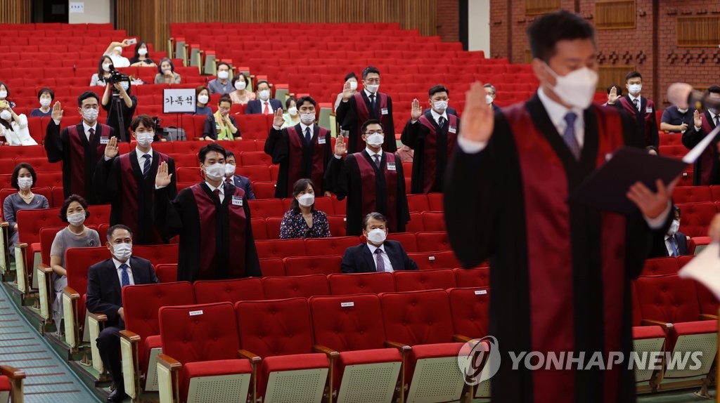 선서 예행 연습하는 신임 검사들