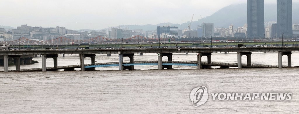 불어난 물에 잠긴 한강 잠수교