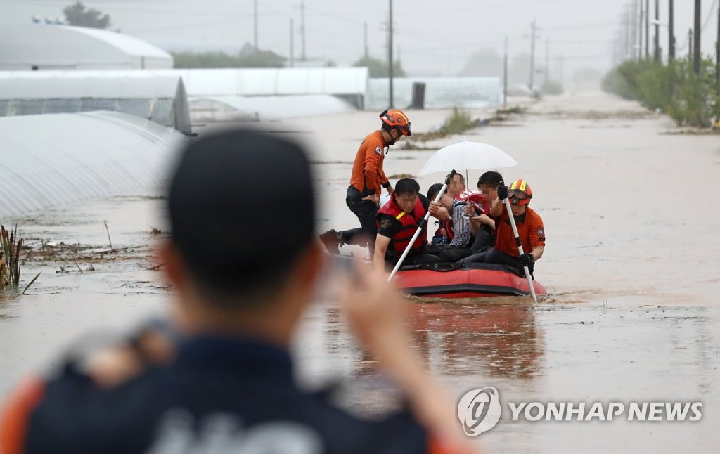 천안 병천천 둑 일부 붕괴…고무보트로 주민 구출