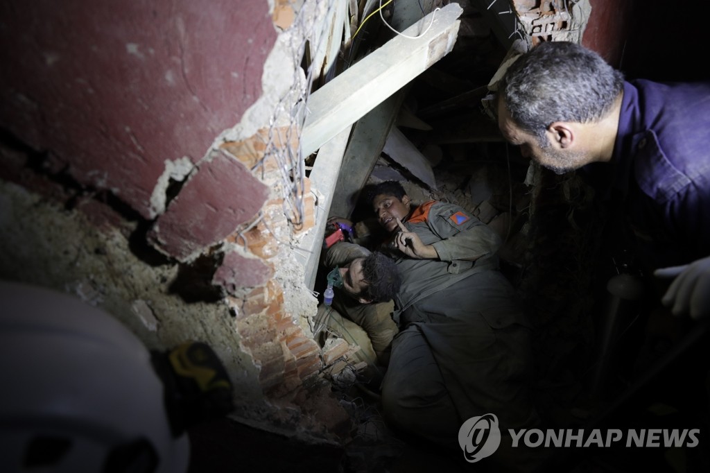 '베이루트 대폭발' 생존자 수색하는 레바논군