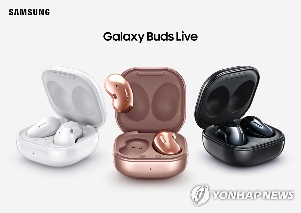 This photo, provided by Samsung Electronics Co. on Aug. 5, 2020, shows the company's Galaxy Buds Live wireless earbuds. (PHOTO NOT FOR SALE) (Yonhap)