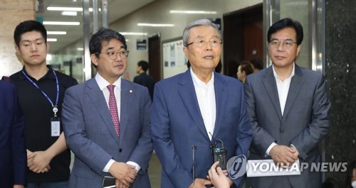 비상대책위원회의 마치고 질문에 답하는 김종인