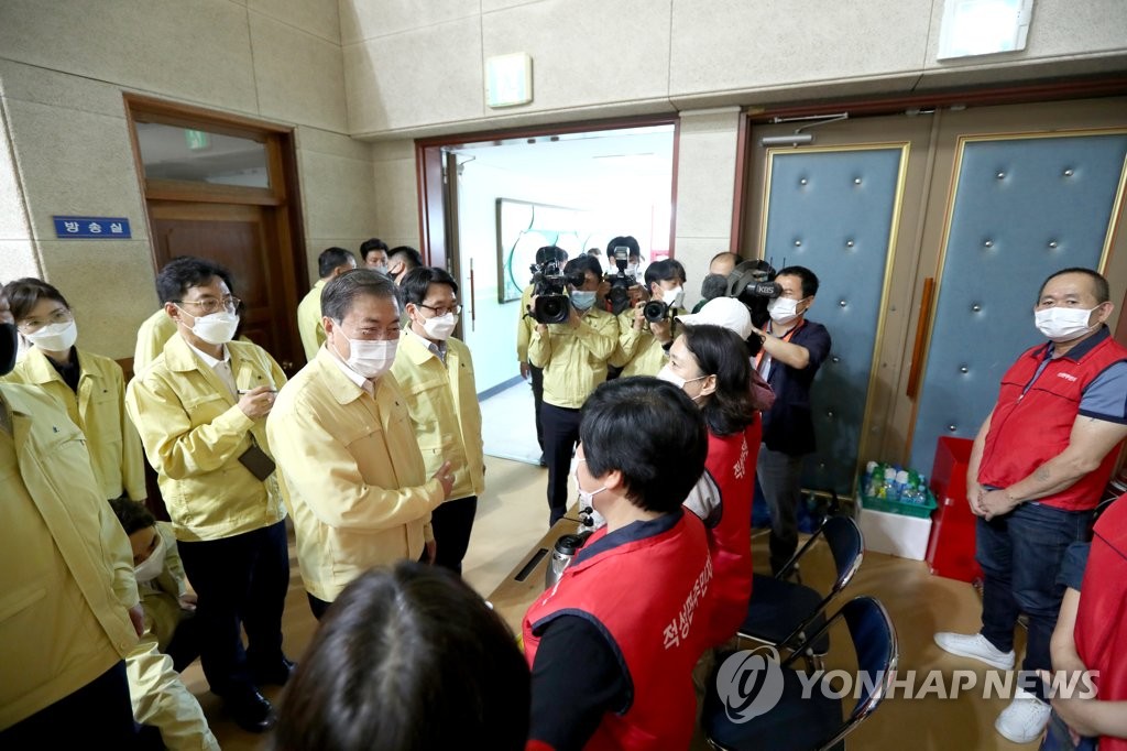 자원봉사자 격려하는 문 대통령