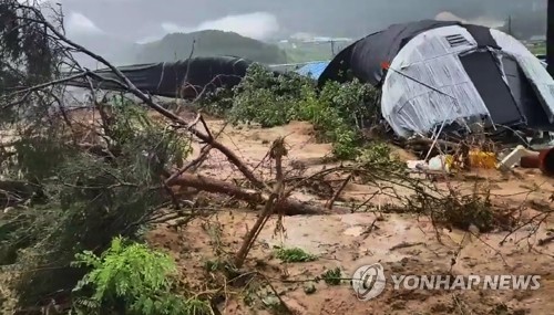주저앉은 비닐하우스