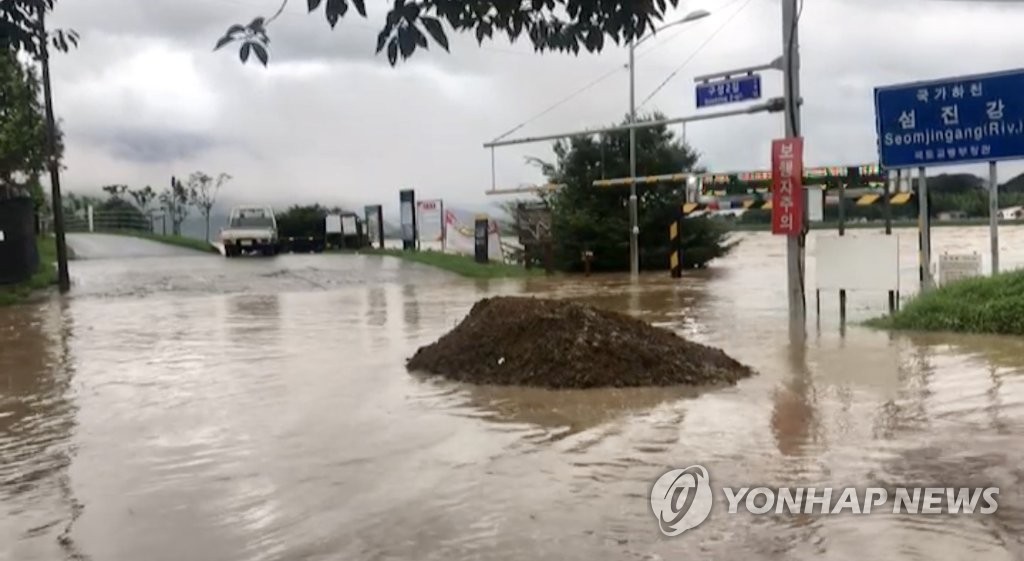 The Seomjin River is on the verge of overflowing in Gurye, South Jeolla Province, on Aug. 8, 2020, in this photo provided by the Gurye county office. (PHOTO NOT FOR SALE) (Yonhap)
