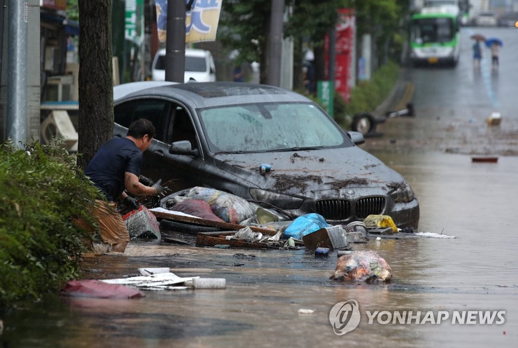 오물 치우는 시민