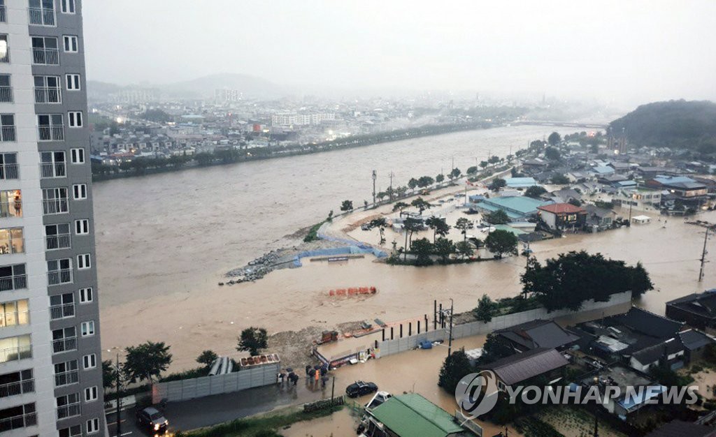 A village in Namwon, South Jella Province, is flooded due to overflow from a stream on Aug. 8, 2020 in this photo provided by a local resident. (PHOTO NOT FOR SALE) (Yonhap)