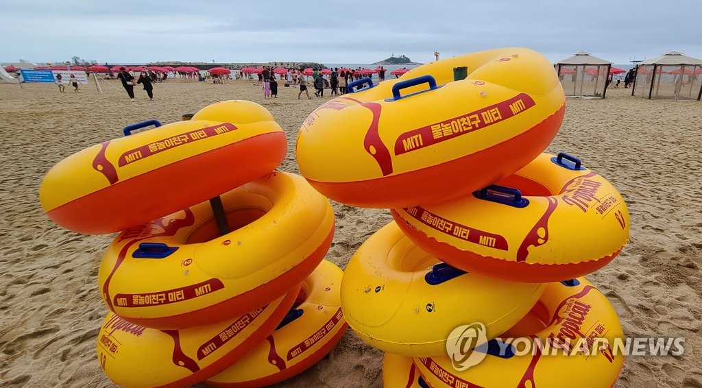 피서객 기다리는 물놀이 기구