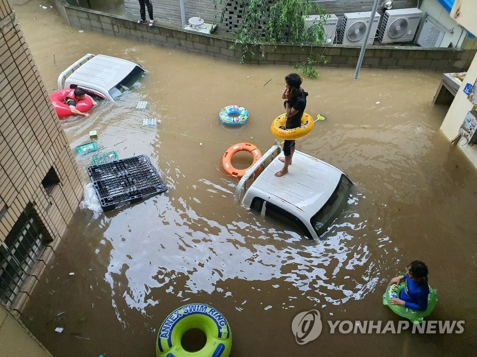 Market flooded due to heavy rain Market flooded due to heavy rain