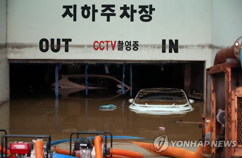 침수된 지하주차장 이틀째 배수작업