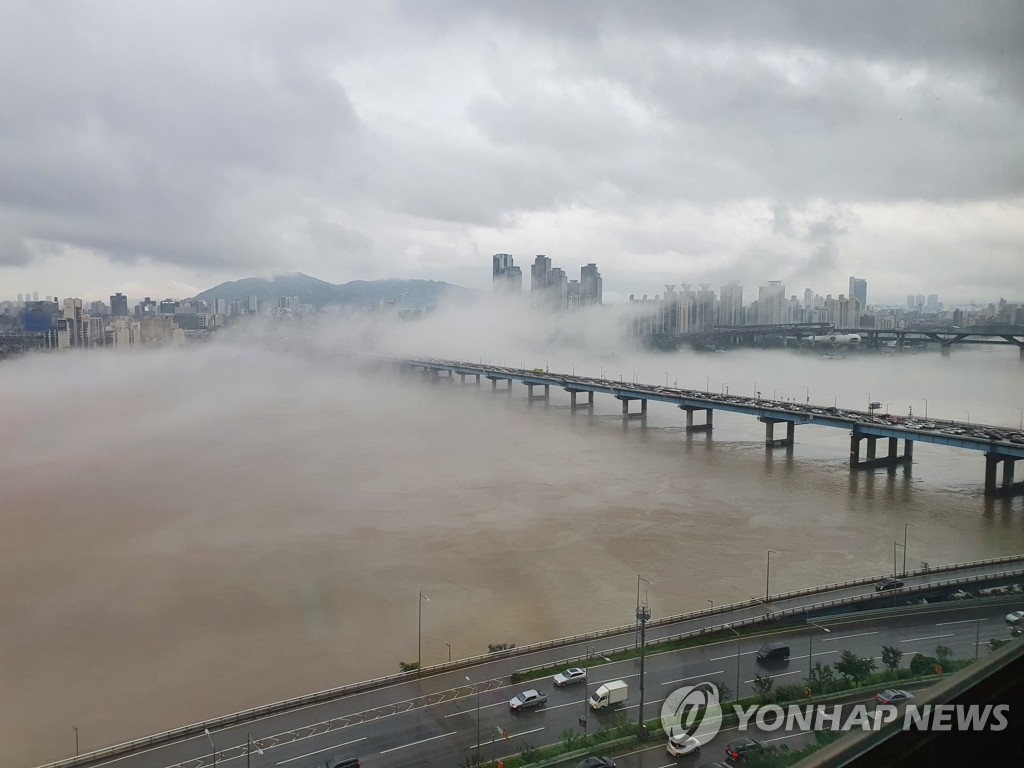 El río Hangang entre la niebla El río Hangang entre la niebla