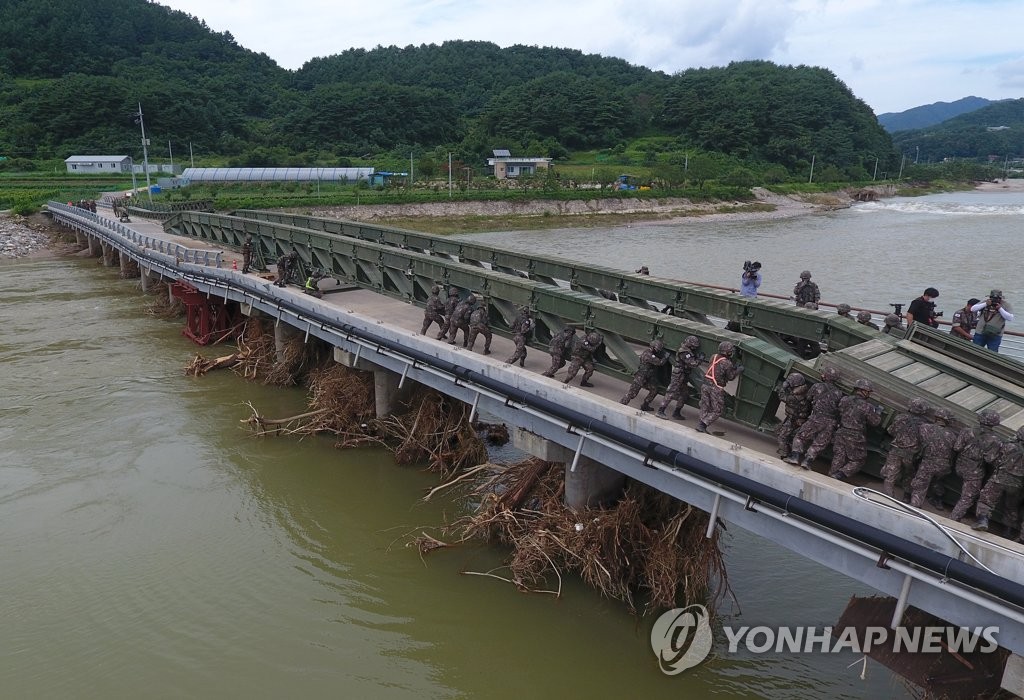 Soldiers build makeshift bridge for flood-affected residents Soldiers build makeshift bridge for flood-affected residents