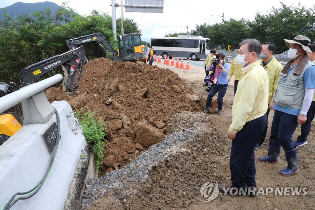 Moon visita un sitio afectado por las fuertes lluvias Moon visita un sitio afectado por las fuertes lluvias