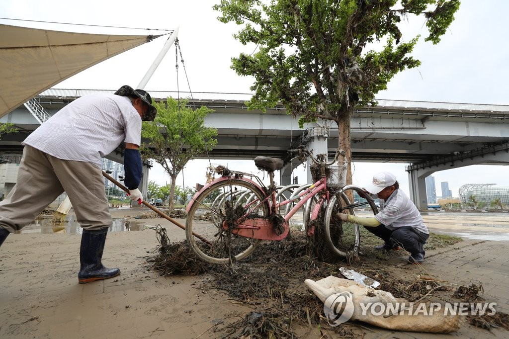 복구 작업 한창인 한강공원