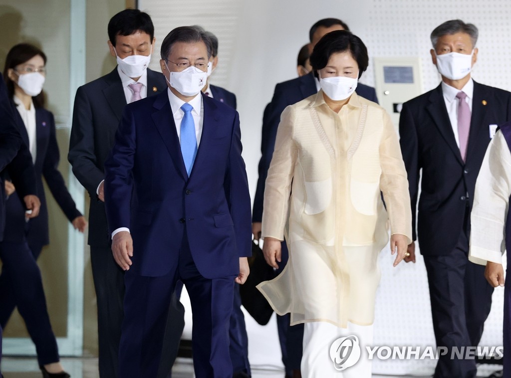 President Moon Jae-in and first lady Kim Jung-sook arrive at the Dongdaemun Design Plaza in Seoul on Aug. 15, 2020, to attend a ceremony to commemorate the 75th anniversary of Korea's liberation from Japan's 1910-45 colonial rule. (Yonhap)