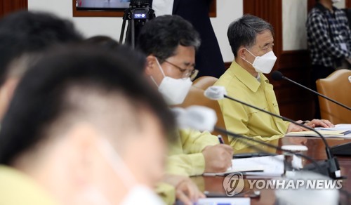 굳은 표정으로 경청하는 박능후 보건복지부 장관