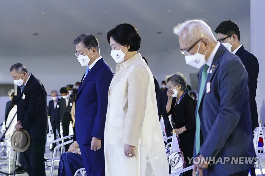묵념하는 문재인 대통령