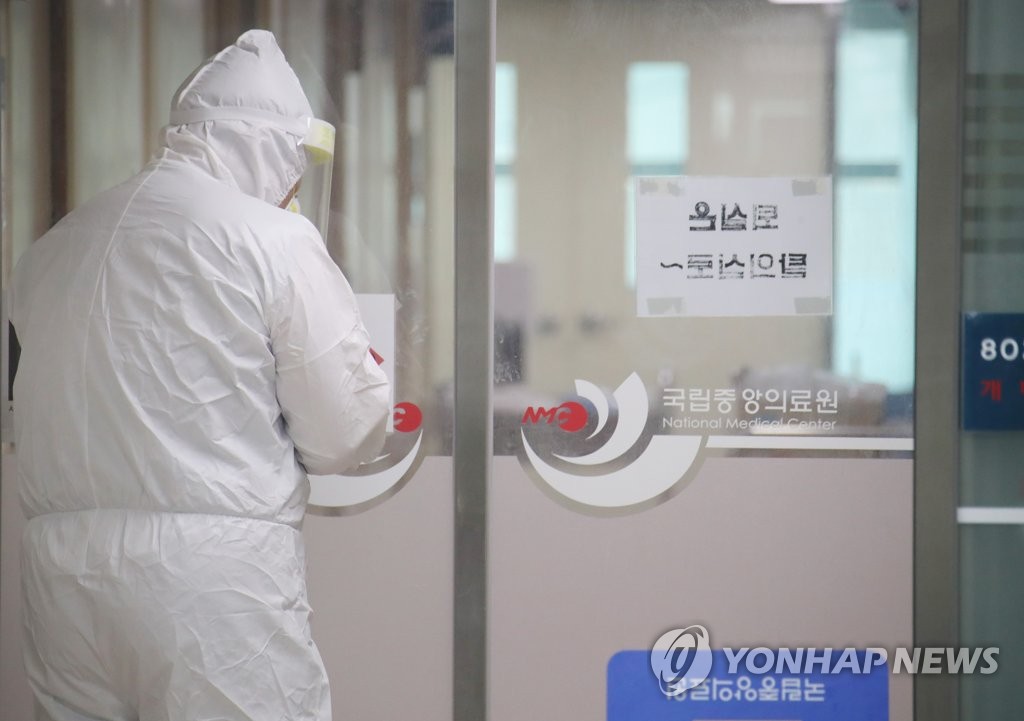 방호복 입고 환자 돌보러 가는 의료진