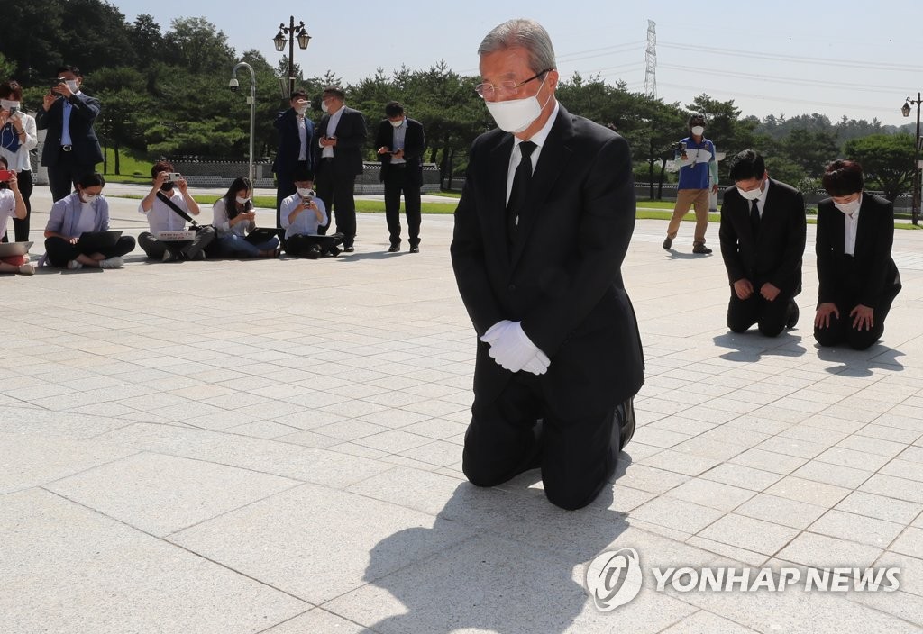 김종인, 5·18묘지 무릎 꿇어 참배