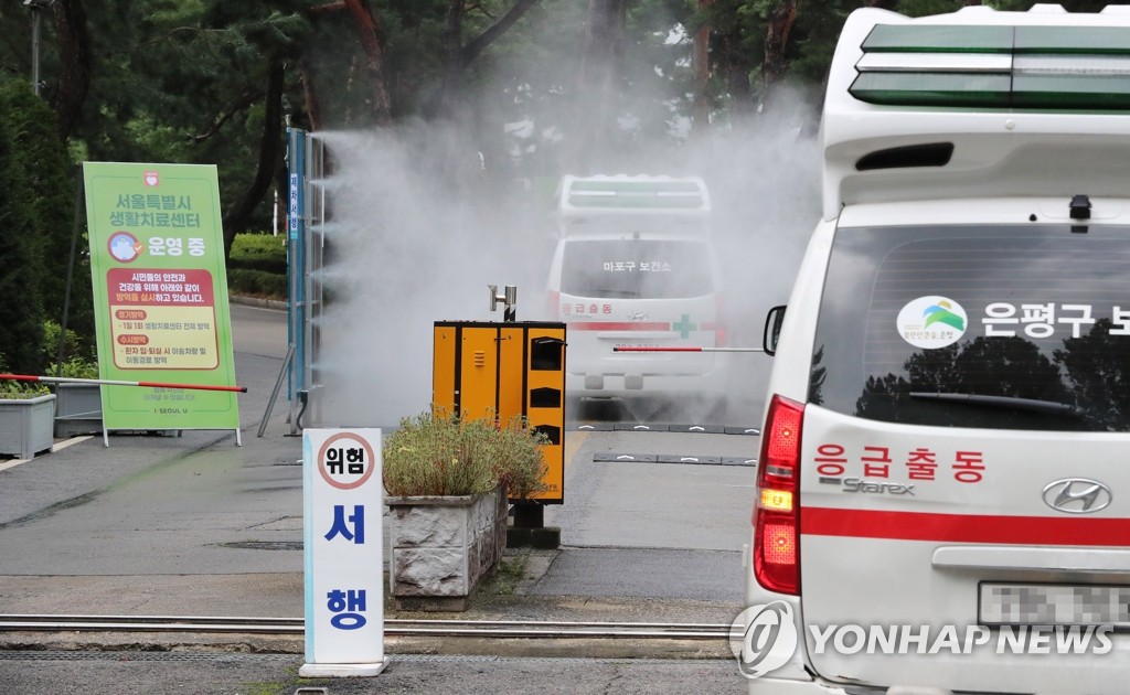 생활치료센터에 속속 도착하는 구급차