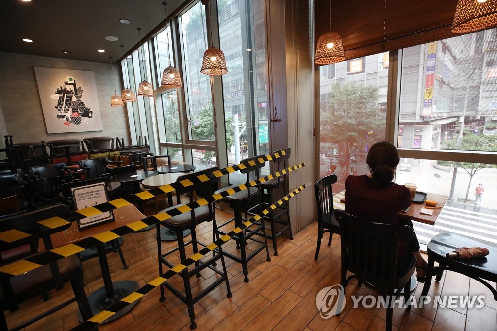 座席を減らして営業するソウル市内のカフェ（資料写真）＝（聯合ニュース）