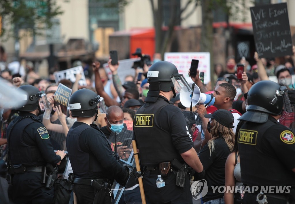 '위스콘신 흑인 피격' 항의하는 미국 시위대