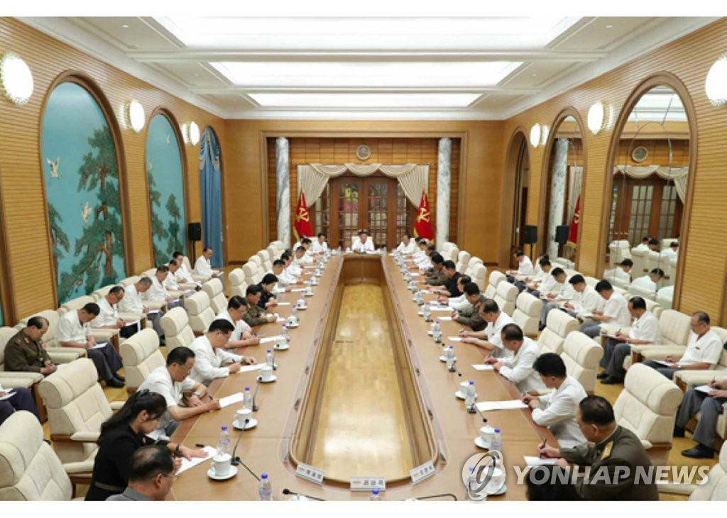 زعيم كوريا الشمالية يترأس اجتماع المكتب السياسي لمناقشة الاستعداد للإعصار وجهود مكافحة الفيروس - 2
